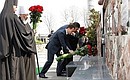 Дмитрий Медведев и Президент Украины Виктор Янукович возложили цветы к мемориалу в память о первых жертвах чернобыльской катастрофы.