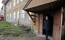 Дмитрий Медведев, совершающий рабочую поездку в Нарьян-Мар, побывал в одном из городских домов, относящихся к категории ветхих. Фото РИА «Новости»