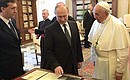 Владимир Путин и Папа Римский Франциск обменялись памятными подарками.