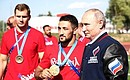 С Зауром Кабалоевым (в центре), победителем Вторых Европейских игр в соревнованиях по греко-римской борьбе в весовой категории до 67 килограммов. Фото ТАСС