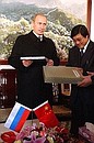 President Putin signed the book of honorary guests during his visit to the Great Wall of China. 