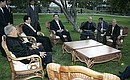 Участники саммита ШОС на неформальной встрече. Слева направо: Нурсултан Назарбаев, Ху Цзиньтао, Намбарын Энхбаяр, Хамид Карзай (с переводчиком), Владимир Путин.