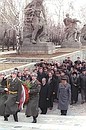Посещение памятника-ансамбля «Героям Сталинградской битвы» на Мамаевом кургане. На площади Героев.