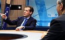 Дмитрий Медведев в прямом эфире беседовал с руководителями трёх российских телеканалов. Справа – генеральный директор ВГТРК «Россия» Олег Добродеев.