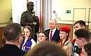 В ходе осмотра экспозиции «СБЕР» на Международной выставке-форуме «Россия» на ВДНХ. Фото: Александр Казаков, РИА Новости