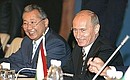 Главное событие саммита Шанхайской организации сотрудничества – подписание Договора о долгосрочном добрососедстве, дружбе и сотрудничестве государств-членов ШОС. Слева – Президент Киргизстана Курманбек Бакиев.