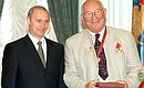 Церемония вручения Государственных премий в области литературы и искусства за 1999 год. Государственная премия вручается оператору-постановщику Павлу Лебешеву.