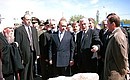 С губернатором Курской области Александром Руцким (в центре справа) во время посещения мемориального комплекса «Курская дуга».