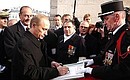 После церемонии возложения венка к Могиле Неизвестного солдата Владимир Путин оставил запись в книге почетных гостей мемориала.