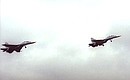 Истребители «Су-27» во время полета.