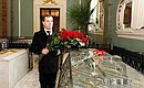 Дмитрий Медведев возложил цветы к могиле Александра II в Петропавловском соборе Петропавловской крепости.