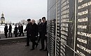 Во время посещения воинского мемориального кладбища Государственного историко-мемориального музея-заповедника «Сталинградская битва» на Мамаевом кургане.