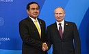 С Премьер-министром Королевства Таиланд Праютом Чан-Очой. Фото: russia-asean20.ru