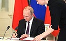 Владимир Путин и Си Цзиньпин подписали Совместное заявление о развитии отношений всеобъемлющего партнёрства и стратегического взаимодействия, вступающих в новую эпоху, а также Совместное заявление об укреплении глобальной стратегической стабильности в современную эпоху.