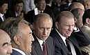 Аскар Акаев, Нурсултан Назарбаев, Владимир Путин и Леонид Кучма наблюдают за проведением первых скачек на приз Президента России.