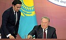 Владимир Путин и Нурсултан Назарбаев подписали Совместное заявление по случаю 25-летия установления дипломатических отношений между Российской Федерацией и Республикой Казахстан.