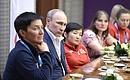 На встрече с представительницами паралимпийской сборной России и волонтёрами.