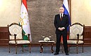 Перед началом встречи с Президентом Таджикистана Эмомали Рахмоном. Фото: Сергей Карпухин, ТАСС