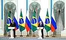 С Президентом Бразилии Жаиром Болсонаро в ходе заявлений для прессы по итогам российско-бразильских переговоров.