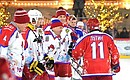 Перед началом товарищеского матча Ночной хоккейной лиги. Владимир Путин приветствует участников игры.