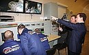 Дмитрий Медведев побывал на испытательной станции, где в его присутствии произвели пробный пуск турбины. Глава государства наблюдал за испытаниями из диспетчерской и после остановки турбины осмотрел агрегат, подвергавшийся тестам.