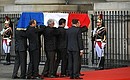 Перед началом траурной церемонии прощания с экс-президентом Франции Жаком Шираком.