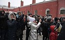 На народных гуляньях в Петропавловской крепости. Владимир Путин сфотографировался с жителями города и многочисленными туристами.