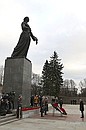 Vladimir Putin laid a wreath at the Motherland monument at Piskaryovskoye Memorial Cemetery on the 77th anniversary of breaking Nazi siege of Leningrad.