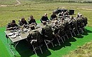 С военнослужащими — участниками оперативно-стратегических учений «Мобильность-2004».