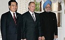 Перед началом встречи с Председателем КНР Ху Цзиньтао и Премьер-министром Индии Манмоханом Сингхом.