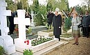 Владимир и Людмила Путины возложили цветы к могиле Ивана Бунина на русском кладбище в Сент-Женевьев‑де-Буа под Парижем.
