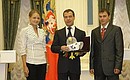 Встреча с победителями XXV Всемирной универсиады. Дмитрию Медведеву вручили памятный знак Российского студенческого спортивного союза и талисман универсиады.