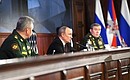 С Министром обороны Сергеем Шойгу (слева) и начальником Генерального штаба Вооружённых Сил Валерием Герасимовым на расширенном заседании коллегии Министерства обороны.