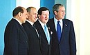 С Председателем Совета министров Италии Сильвио Берлускони, Генеральным секретарем НАТО Джорджем Робертсоном и Президентом США Джорджем Бушем (слева направо).