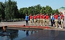 Military boarding school cadets and participants in the Bolshaya Peremena contest during the flower-laying flowers at the Tomb of the Unknown Soldier.