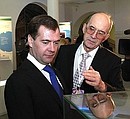Dmitry Medvedev viewed the History of Russian Innovations: From Mendeleev’s Table to Graphene exhibition and a presentation of the Polytechnic Museum’s modernisation project. With Polytechnic Museum director Boris Saltykov.