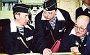 На борту подводного ракетного крейсера стратегического назначения «Карелия». С Министром обороны Игорем Сергеевым (справа) и командующим Северным флотом Вячеславом Поповым.