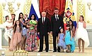 На церемонии вручения орденов «Родительская слава». Орденом награждена семья Сыропятовых из Свердловской области.