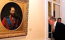 Король Испании Хуан Карлос I во время посещения Государственного Эрмитажа.