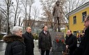 На торжественной церемонии открытия памятника Александру Солженицыну.