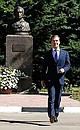 В день рождения А.С.Пушкина Дмитрий Медведев возложил цветы к памятнику поэту.