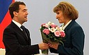 Церемония награждения экипажа «Ту-154». Старший бортпроводник Елена Разумова удостоена ордена Мужества.