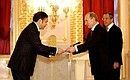 Верительную грамоту Президенту России вручает посол Социалистической Республики Вьетнам Буй Динь Зинь.