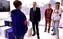 Владимир Путин ознакомился с деятельностью ключевых проектов молодёжной политики, представленных на площадке Дома молодёжи в ЦВЗ «Манеж». Фото: Валерий Шарифулин, ТАСС