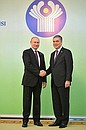 С Президентом Туркменистана Гурбангулы Бердымухамедовым перед началом заседания Совета глав государств Содружества Независимых Государств.