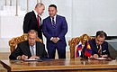 Подписание документов по итогам российско-монгольских переговоров.