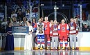 Перед началом гала-матча VI Всероссийского фестиваля Ночной хоккейной лиги. На церемонии награждения команды – победительницы фестиваля.