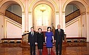 Президент России Дмитрий Медведев с супругой Светланой и Президент Абхазии Сергей Багапш с супругой Мариной.