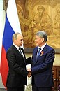 Владимир Путин наградил Президента Киргизии Алмазбека Атамбаева орденом Александра Невского.