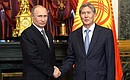 С Президентом Киргизии Алмазбеком Атамбаевым перед началом заседания Высшего Евразийского экономического совета с участием делегаций Армении, Киргизии и Украины.